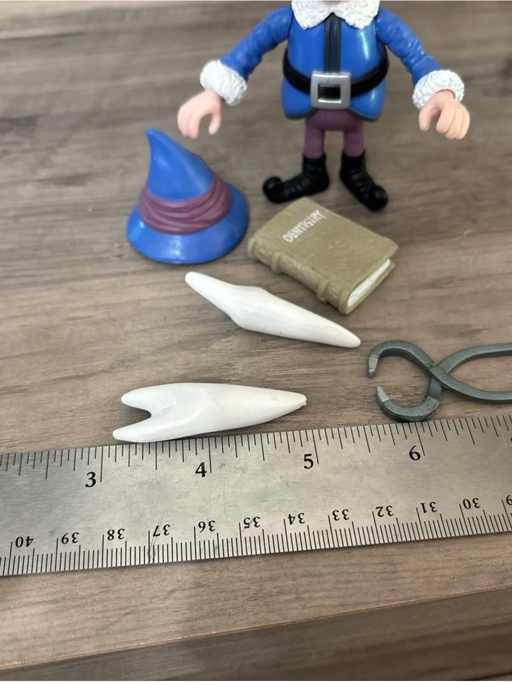 HERMEY w/ Teeth Pliers Book Figure Island Misfit Toys Rudolph PLAYING MANTIS